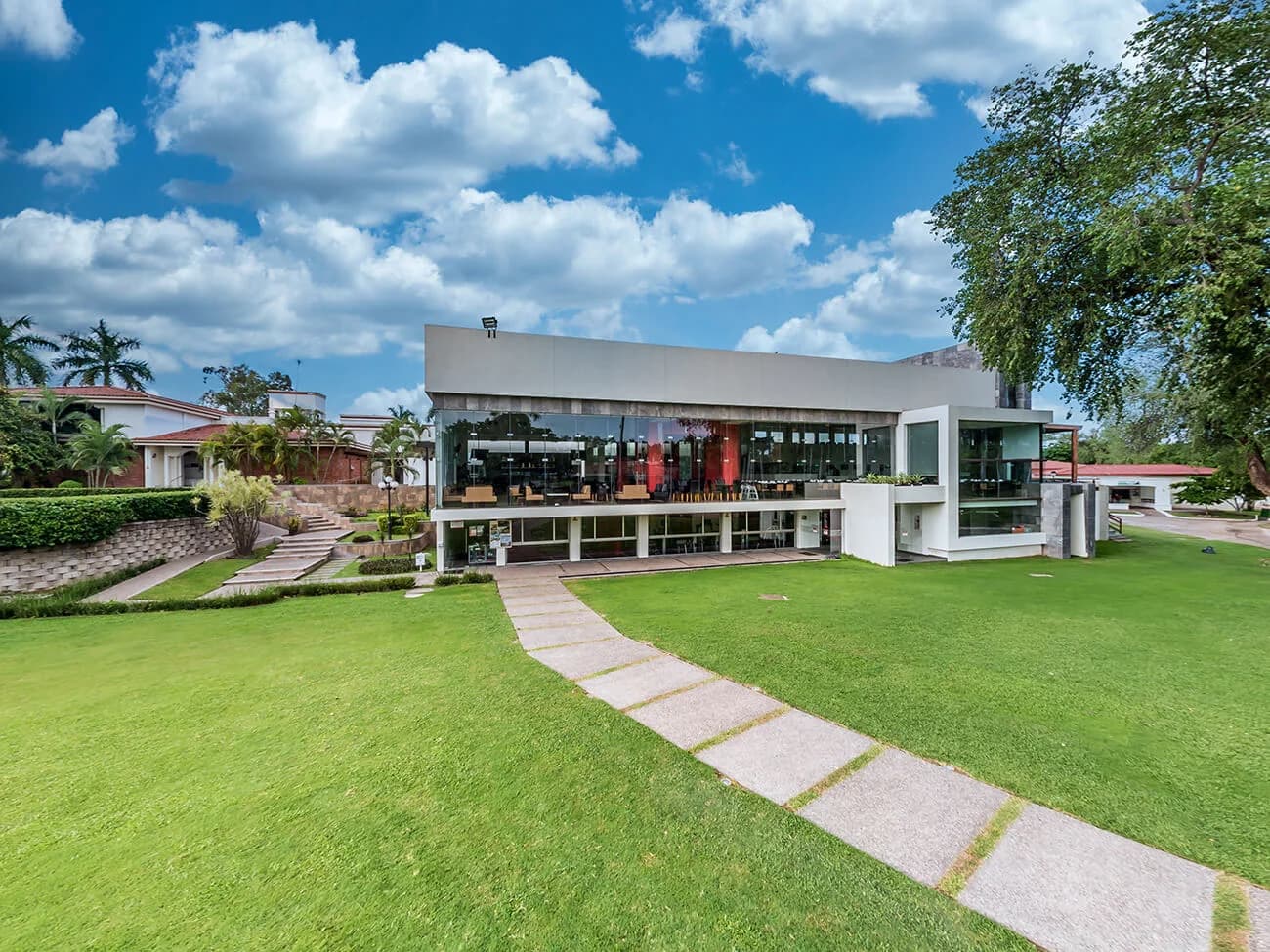Casa club frente al campo de golf.