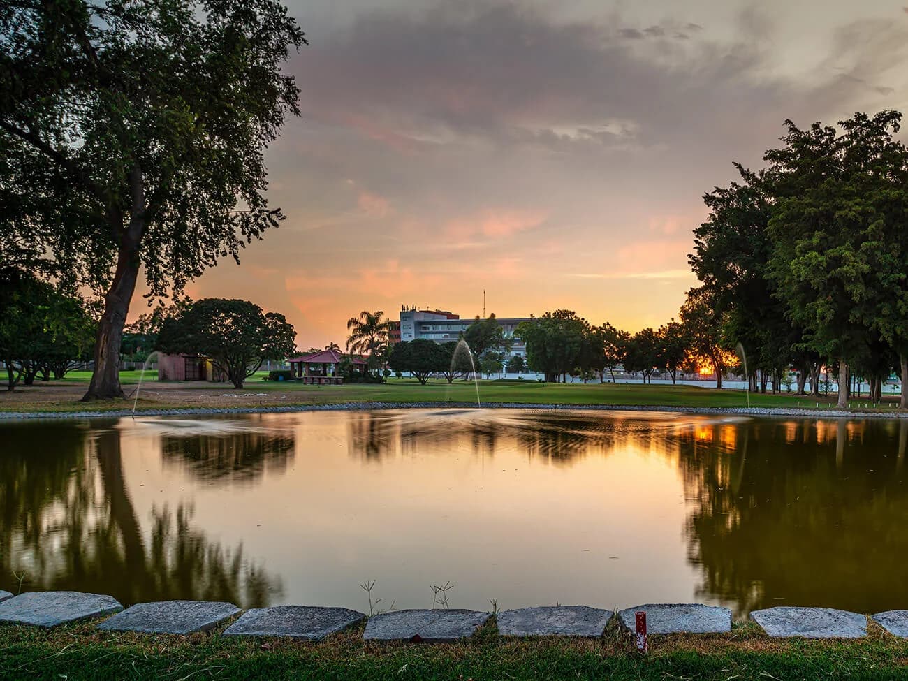 Atardecer reflejado en el lago del campo de golf.